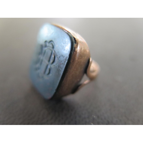 926 - A 9ct gold signet ring set with large bloodstone engraved with initials - ring size H - approx weigh... 