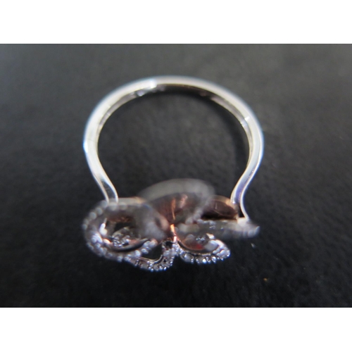 954 - A 9ct white gold and rose gold flower ring size N - approx weight 1.8 grams - some light scratches, ... 