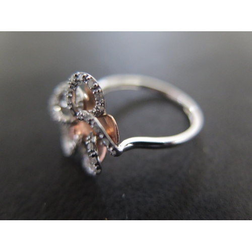 954 - A 9ct white gold and rose gold flower ring size N - approx weight 1.8 grams - some light scratches, ... 