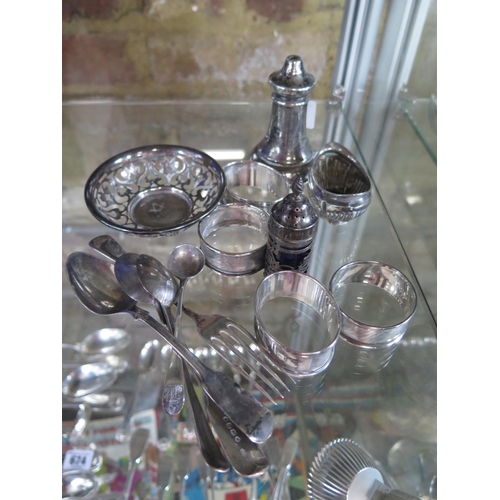 660 - A selection of hallmarked silver items - to include napkin rings, spoons, peppers etc - varying cond... 