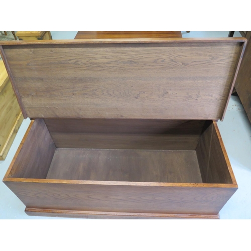 42 - An Oak storage with a lift up lid made by a local cabinet maker - in very good condition - 119cm wid... 
