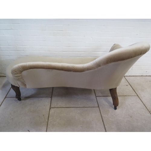 229 - A Victorian walnut button back chaise longue on carved shaped legs, 150cm long, 85cm tall