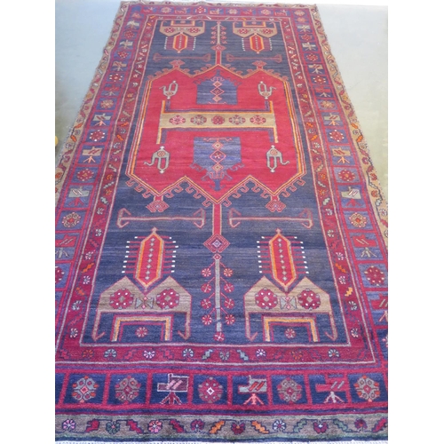 466 - A hand knotted woollen Hamadan rug - 294cm x 160cm - in good condition