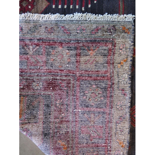 467 - A hand knotted woollen Hamadan rug 305cm x 156cm - in good condition