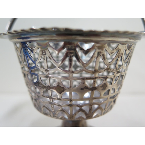 556 - A pierced silver sugar bowl with handle and a blue glass liner, hallmarked Birmingham 1901 - silver ... 