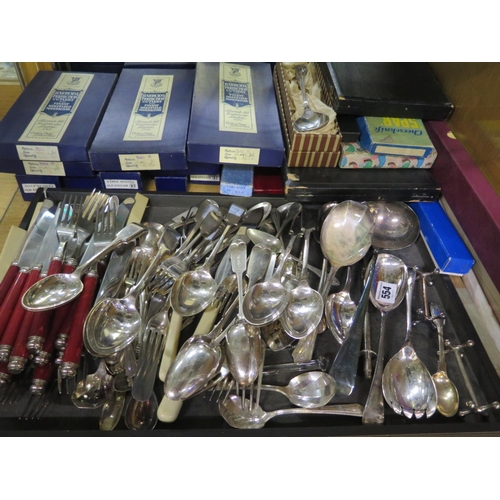 565 - A good quantity of assorted plated flatware, some boxed - from Harrods