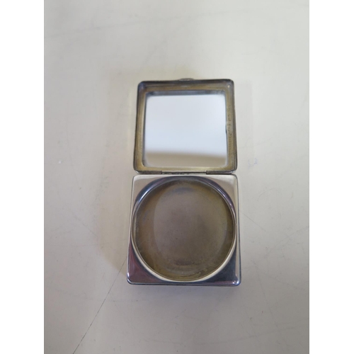 569 - A small silver and enamel compact, London 1929/30 - 4cm x 4cm - in good condition - some rubbing to ... 