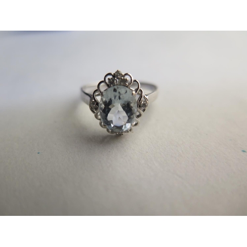 662 - A 9ct white gold aquamarine ring, size O/P approx 2.2 grams, central stone size 9mm x 6mm approx - s... 