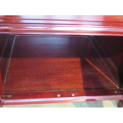 92 - A pair of modern mahogany cabinets - H55cm x D56cm x W56cm - in good condition