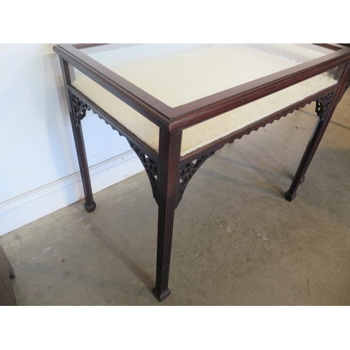 152 - A matched pair of mahogany bijouterie display tables with lift up tops, 71cm tall x 86cm wide x 54cm... 