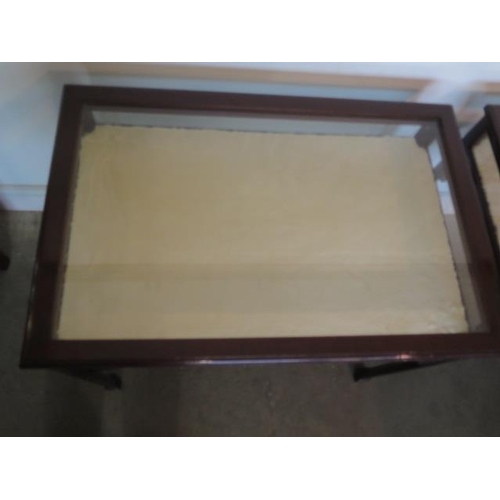 152 - A matched pair of mahogany bijouterie display tables with lift up tops, 71cm tall x 86cm wide x 54cm... 