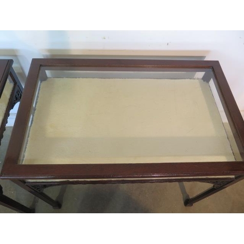 152 - A matched pair of mahogany bijouterie display tables with lift up tops, 71cm tall x 86cm wide x 54cm... 