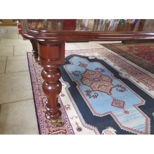 174 - A well restored 19th century pullout mahogany dining table with three leaves on turned legs, 73cm ta... 