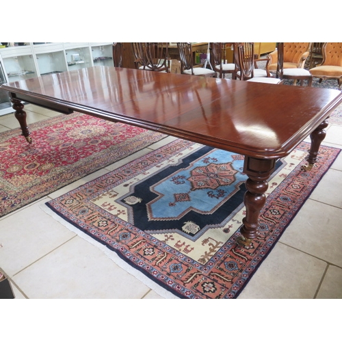 174 - A well restored 19th century pullout mahogany dining table with three leaves on turned legs, 73cm ta... 