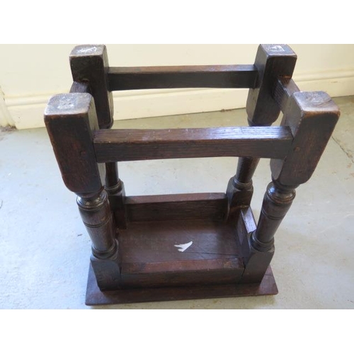 132 - A good 19th century oak coffin/joint stool in original finish, width 41cm, depth 15cm, height 46cm