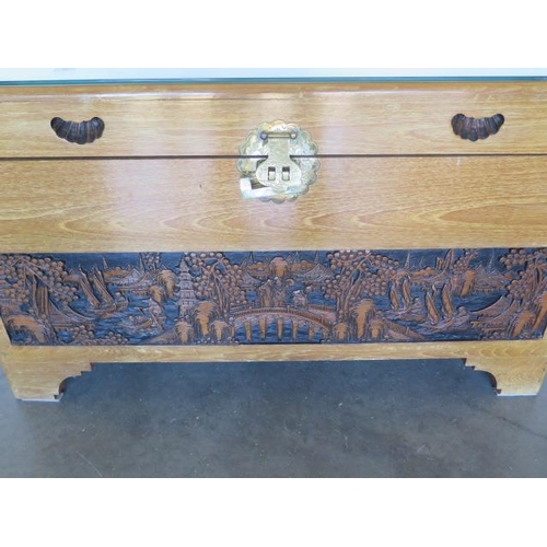 3 - A camphor wood blanket chest with a carved oriental scene to the front panel, in good condition - 10... 