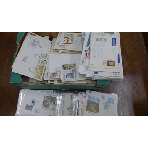 1005 - Large quantity of mid-modern period GB and world First Day Covers being in good to fine condition.