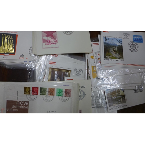 1005 - Large quantity of mid-modern period GB and world First Day Covers being in good to fine condition.