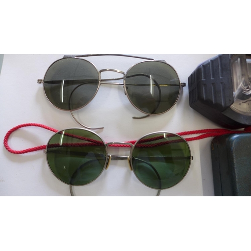 963 - 3 pairs of WWII British pilot's sunglasses. Also includes 2 unused British army penknives and a comp... 