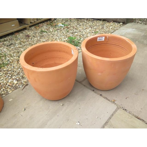 52 - A pair of terracotta planters - retail at £9.99 each