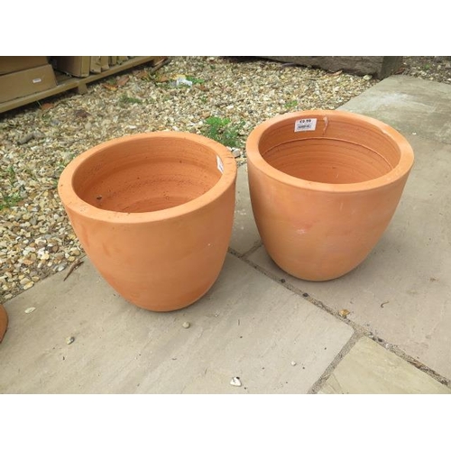 53 - A pair of terracotta planters - retail at £9.99 each