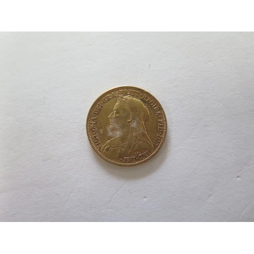 916 - A Victorian full gold sovereign dated 1896