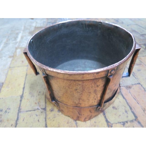 109 - An Arts and Craft copper twin handled log bin, 25cm tall x 42cm wide