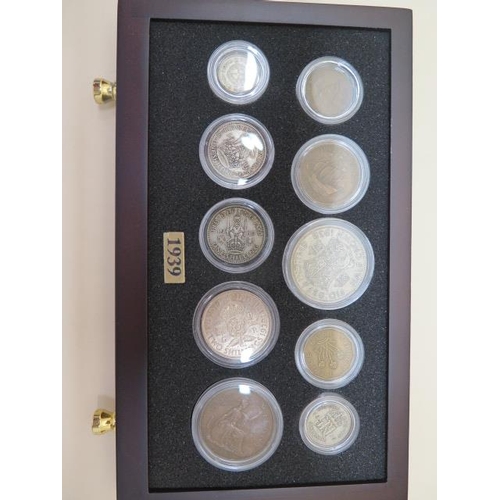 952 - British coins and WWII, 1939-1945, contained in a wooden collectors cabinet, 25.5cm wide, 3 missing ... 