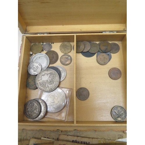 957 - An American silver dollar, dated 1921, further coins and world bank notes. Age related wear througho... 