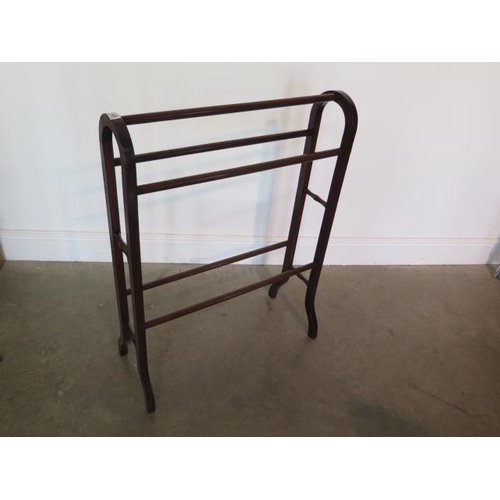 121 - An Edwardian mahogany towel rail, 87cm tall x 66cm wide