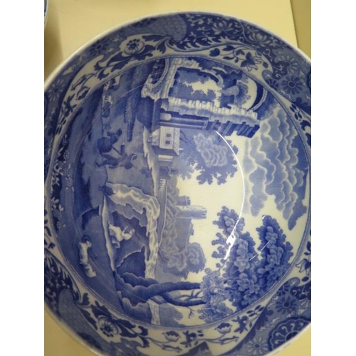 494 - Four Copeland Spode blue and white pottery pieces decorated in the 'Italian' pattern comprising a bo... 