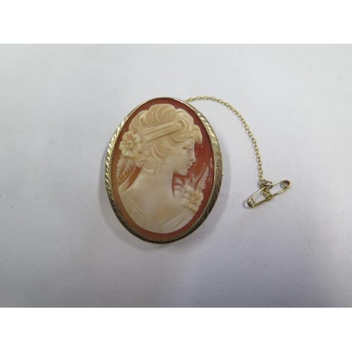 784 - A hallmarked 9ct yellow gold mounted Cameo brooch with safety chain, 4.5cm x 3.7cm, approx 11.5 gram... 