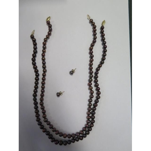 822 - Two strings of coloured pearls with 14ct gold clasps, 47cm long, pearls approx 6mm in good condition... 