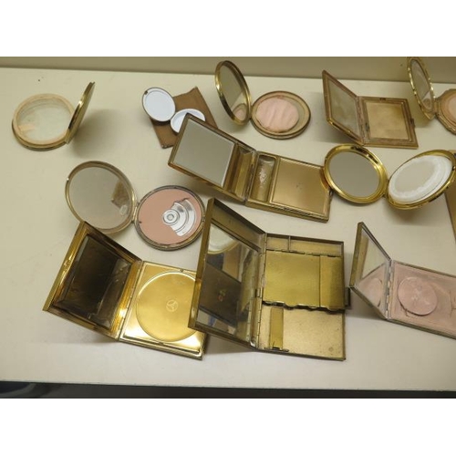 419 - A collection of 13 powder compacts and a purse, some with slight wear but generally good