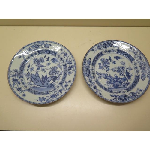 424 - A pair of 18th century Chinese blue and white dished plates, 22cm diameter, both in good condition a... 