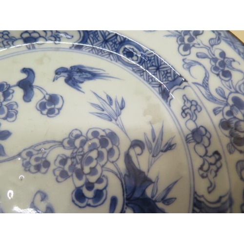 424 - A pair of 18th century Chinese blue and white dished plates, 22cm diameter, both in good condition a... 