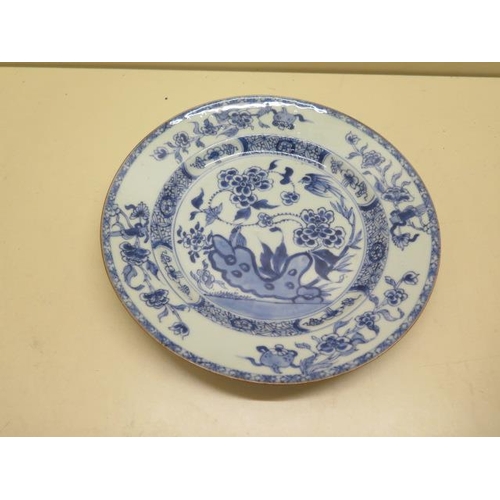 424 - A pair of 18th century Chinese blue and white dished plates, 22cm diameter, both in good condition a... 