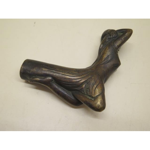 428 - A bronzed walking stick handle in the form of a reclining Art Deco woman, 10cm x 10cm, in generally ... 