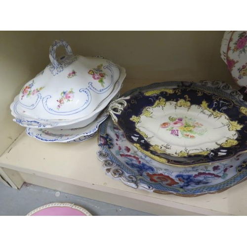 467 - A good collection of 19th century plates, dishes, tureen and serving dishes, 30 pieces in total, 10 ... 