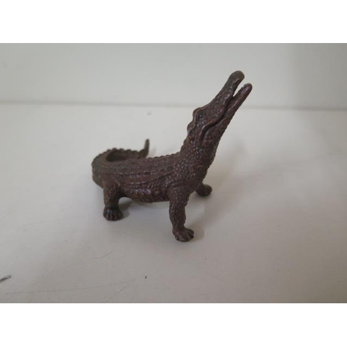 475 - A bronze crocodile, 7cm long