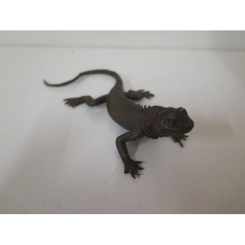 476 - A bronze lizard, 15cm long