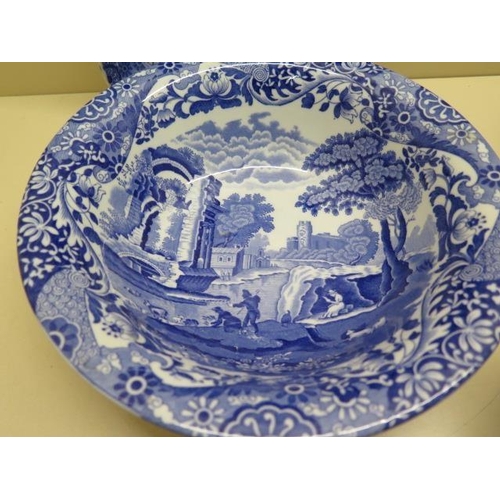 494 - Four Copeland Spode blue and white pottery pieces decorated in the 'Italian' pattern comprising a bo... 