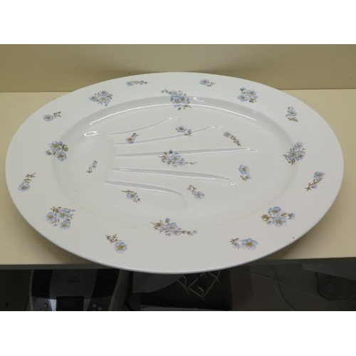 532 - A very large Limoges Turkey platter or carving plate, 51cm x 42cm, no damage and in good condition