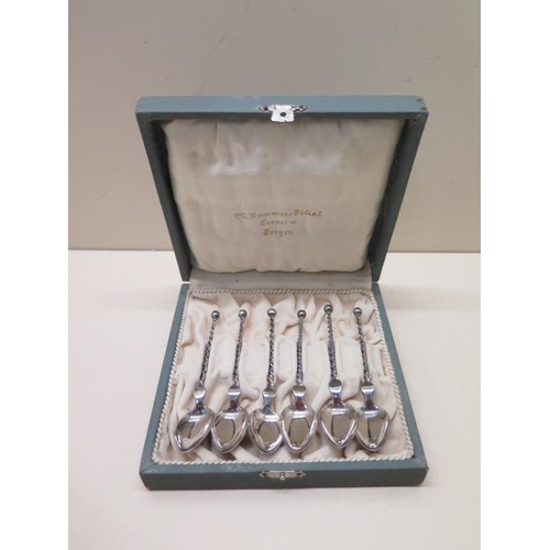 617 - A set of Norwegian, twist handled coffee spoons. 830 silver. Set of six, boxed, Bergen, Norway.
Cond... 