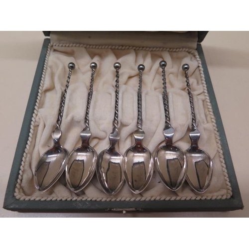 617 - A set of Norwegian, twist handled coffee spoons. 830 silver. Set of six, boxed, Bergen, Norway.
Cond... 