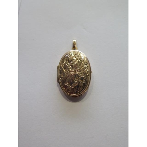 714 - A hallmarked 9ct yellow gold locket, 2.5cm x 2cm, approx 3.5 grams, in good condition (717D)