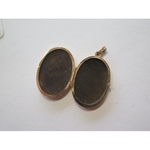 714 - A hallmarked 9ct yellow gold locket, 2.5cm x 2cm, approx 3.5 grams, in good condition (717D)