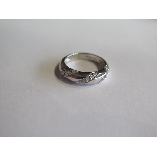 720 - An 18ct hallmarked white gold diamond ring, approx 0.27ct, size M, approx 4.8 grams in good conditio... 