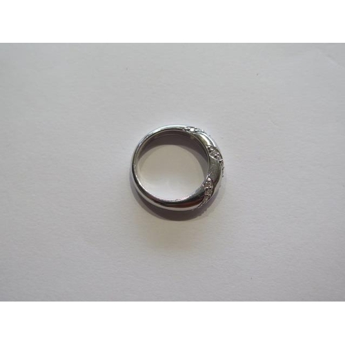 720 - An 18ct hallmarked white gold diamond ring, approx 0.27ct, size M, approx 4.8 grams in good conditio... 