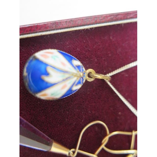 727 - An enamel and silver gilt Easter egg pendant on a silver chain, pendant length 27mm including bale, ... 